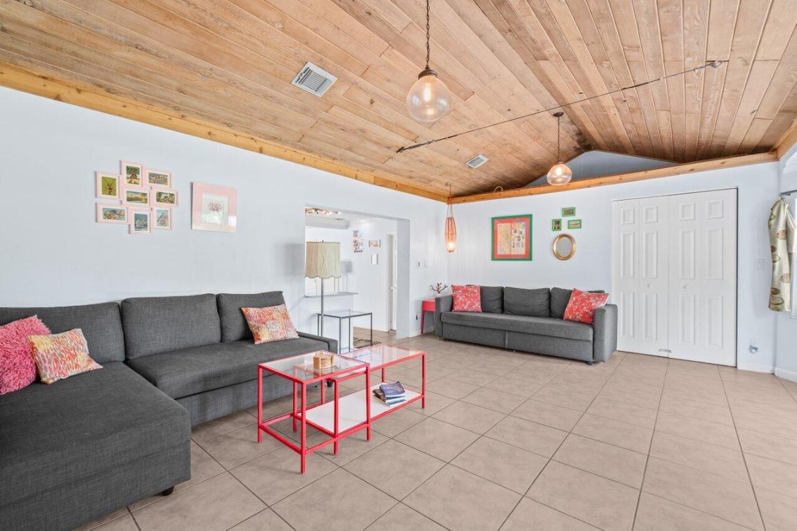 321 N Lakeside Drive