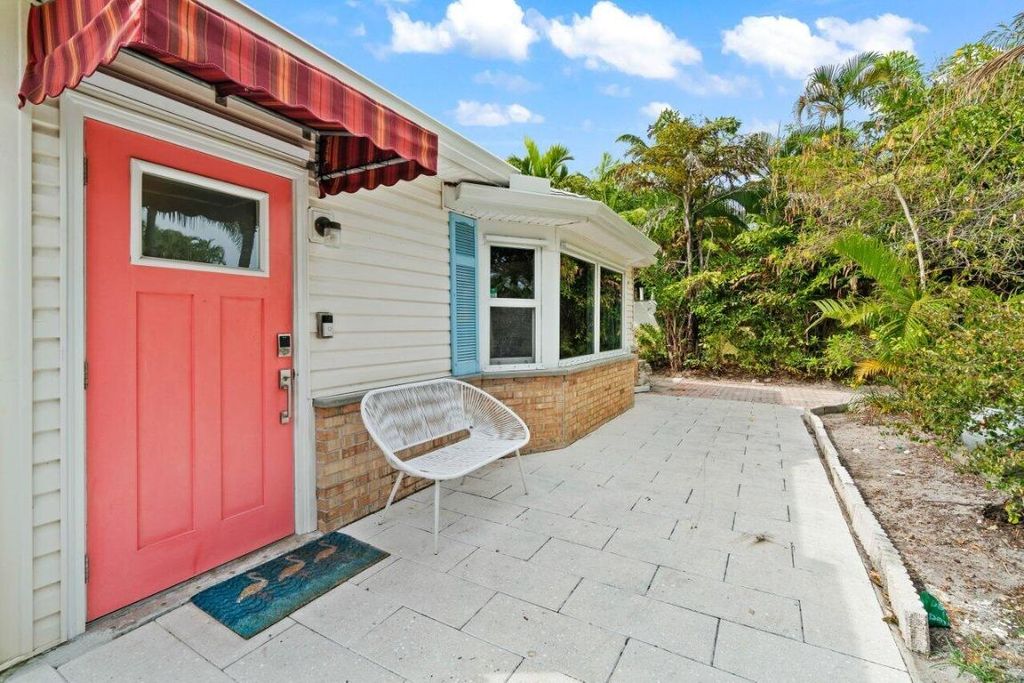 Photo of 321 N Lakeside Drive, Lake Worth Beach, FL 33460 (MLS # R11075088)