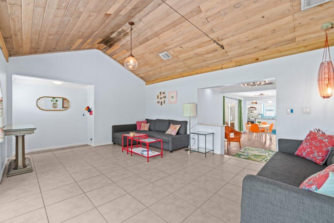 321 N Lakeside Drive