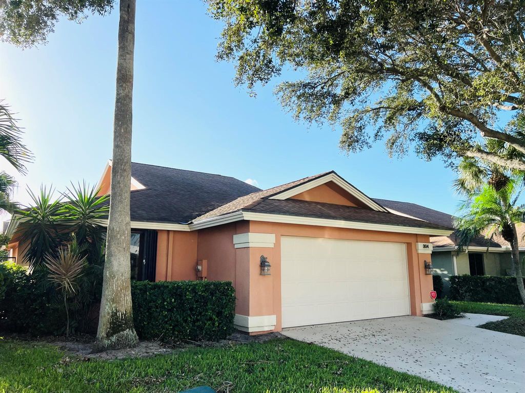 Photo of 304 Ridge Road, Jupiter, FL 33477 (MLS # R10939703)