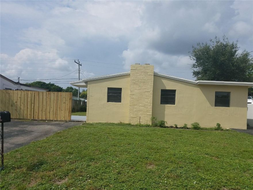 Single-family home 4 bedrooms, 2 bath located in Boulevard Heights.THIS HOUSE COULD EASILY BE CONVERTED TO A LARGE 3/1  AND TWO EFFICENCY FOR EXTRA INCOMENEW KITCHEN AND APPLIANCES FRESHLY PAINTED IN AND OUT