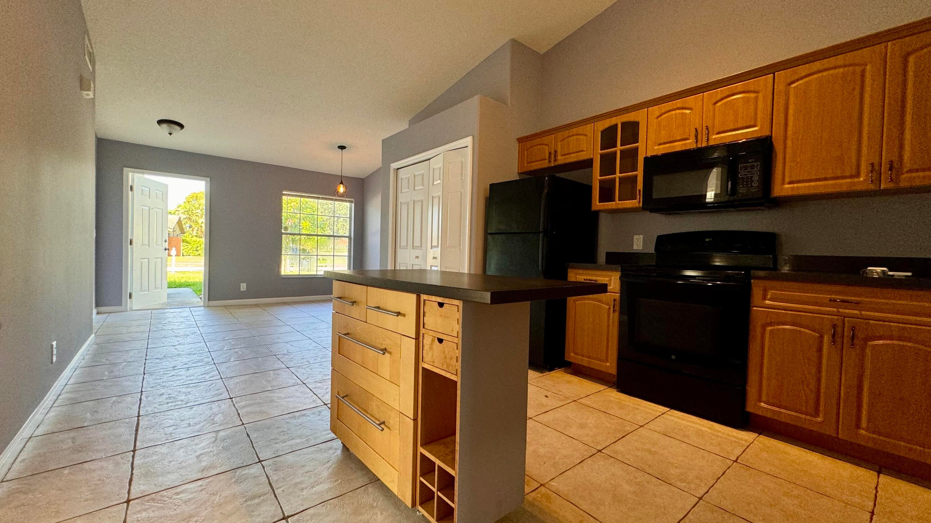 1290 Riverside Circle