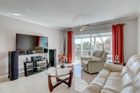 Condominium in Hollywood FL 4800 Hillcrest Ln Ln 9.jpg