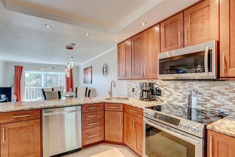 Condominium in Hollywood FL 4800 Hillcrest Ln Ln 4.jpg