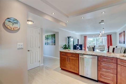 Condominium in Hollywood FL 4800 Hillcrest Ln Ln 3.jpg