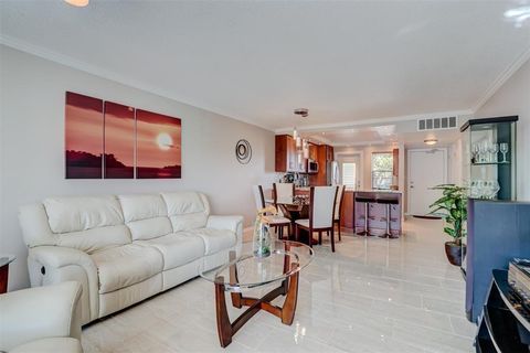 Condominium in Hollywood FL 4800 Hillcrest Ln Ln 6.jpg