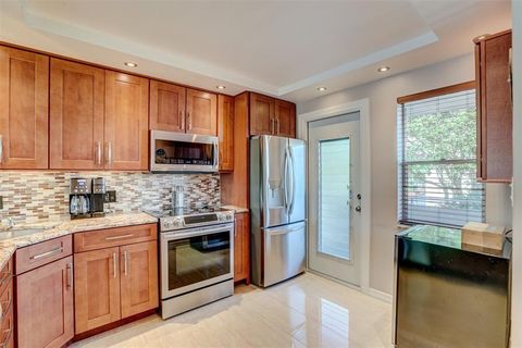 Condominium in Hollywood FL 4800 Hillcrest Ln Ln 5.jpg