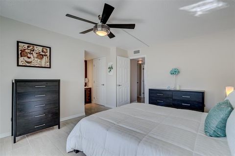 Condominium in Hollywood FL 4800 Hillcrest Ln Ln 23.jpg