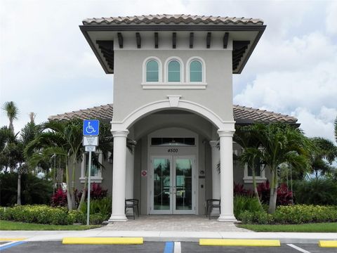 Condominium in Hollywood FL 4800 Hillcrest Ln Ln 32.jpg