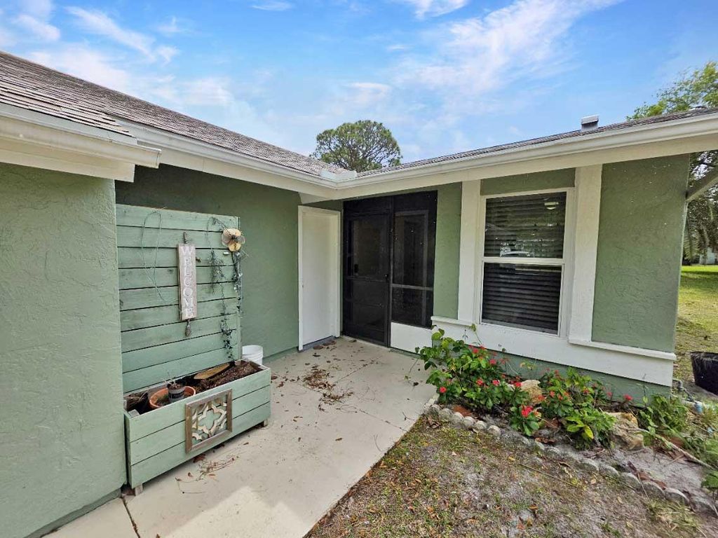 Photo of 1480 SE Rivergreen Cir, Port Saint Lucie, FL 34952 (MLS # B26011748)