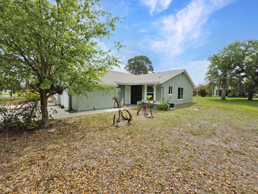 Photo of 1480 SE Rivergreen Cir, Port Saint Lucie, FL 34952 (MLS # B26011748)