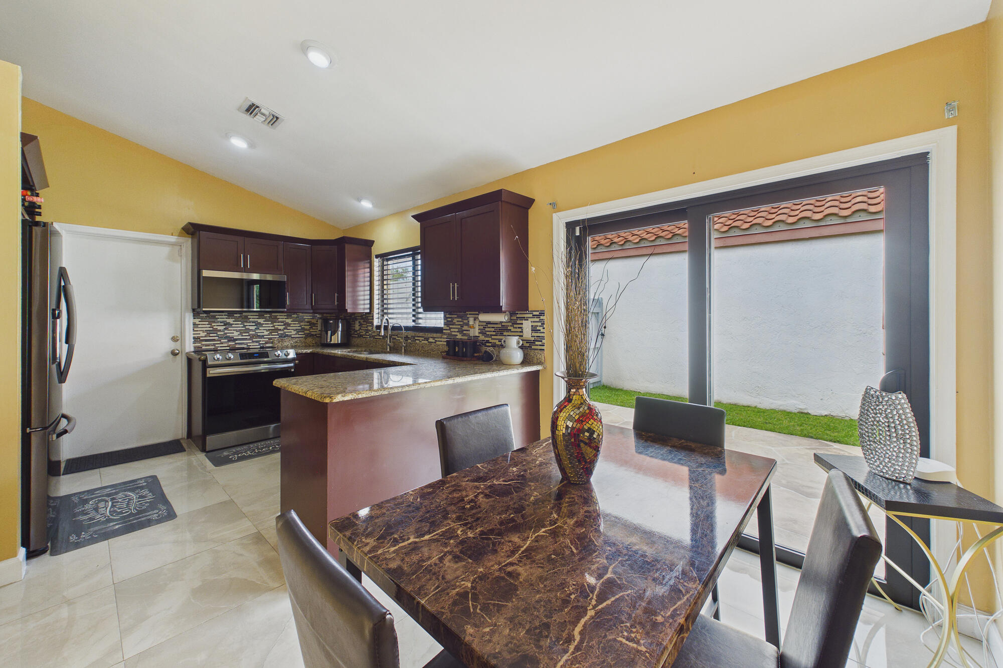 EXECUTIVE ESTATES/CITRUS  GLEN - Residential