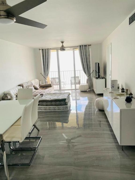 4250 N Highway A1a 503