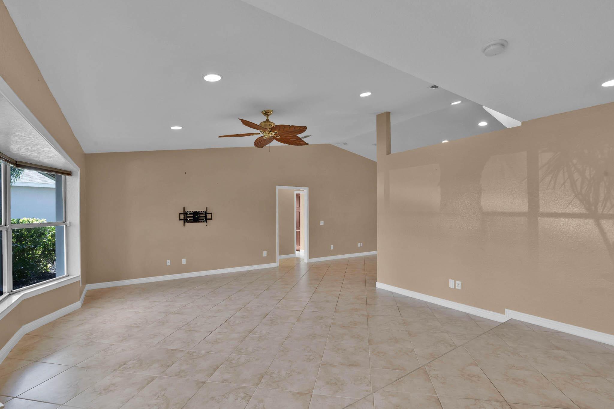 1070 SW Jennifer Terrace