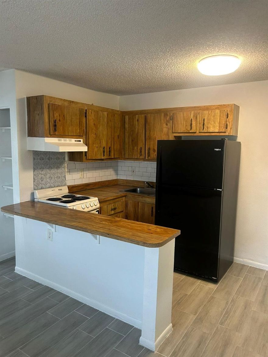 Ready to move in EZ approval first and security to move in last month paid in installments.Amenities: Pool, laundry, gymParking up to 2