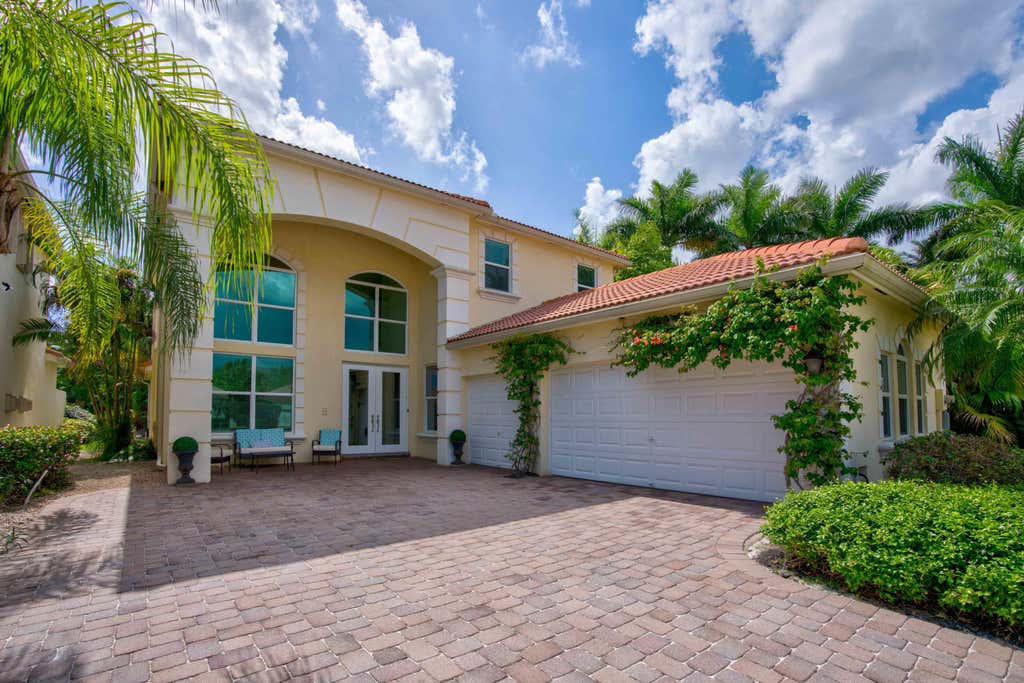 Photo of 136 Casa Grande Court, Palm Beach Gardens, FL 33418 (MLS # B26039320)
