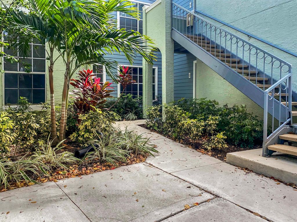 Photo of 1050 Crystal Way #G, Delray Beach, FL 33444 (MLS # R11070052)