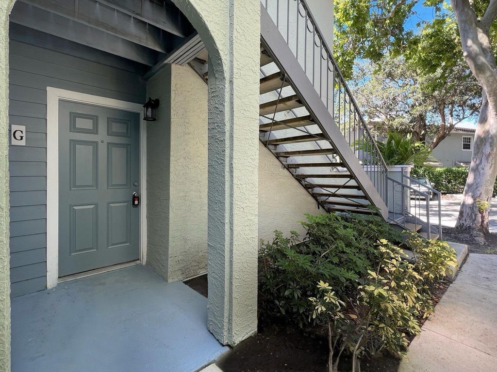 Photo of 1050 Crystal Way #G, Delray Beach, FL 33444 (MLS # R11070052)