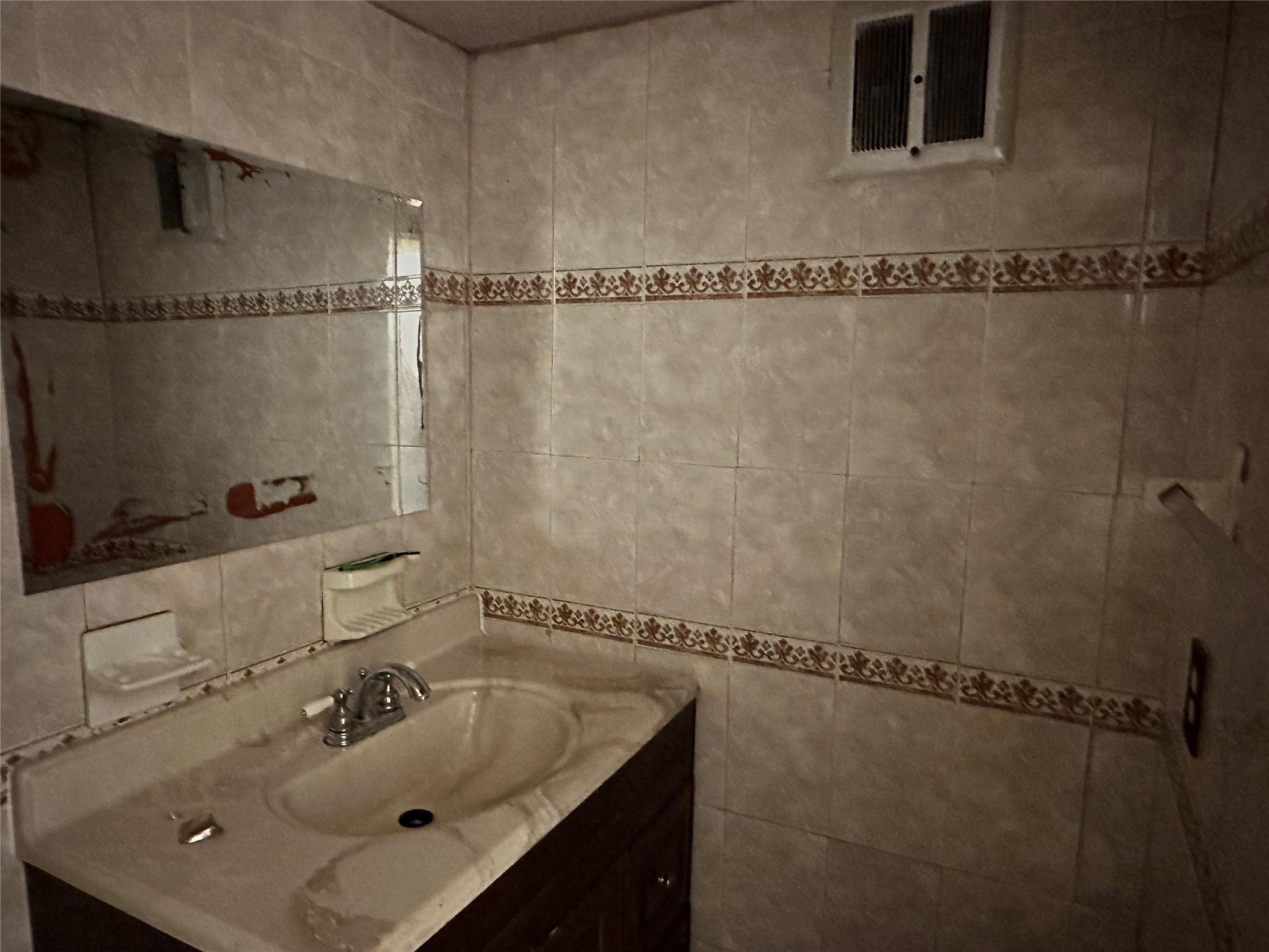 Lakeside Manor North Cond - Residential Lease