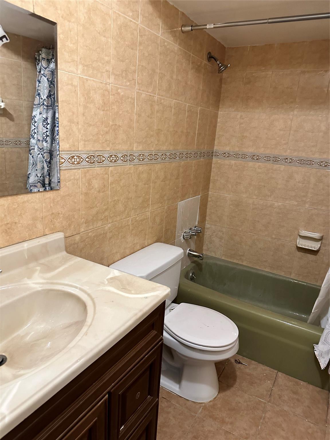Lakeside Manor North Cond - Residential Lease