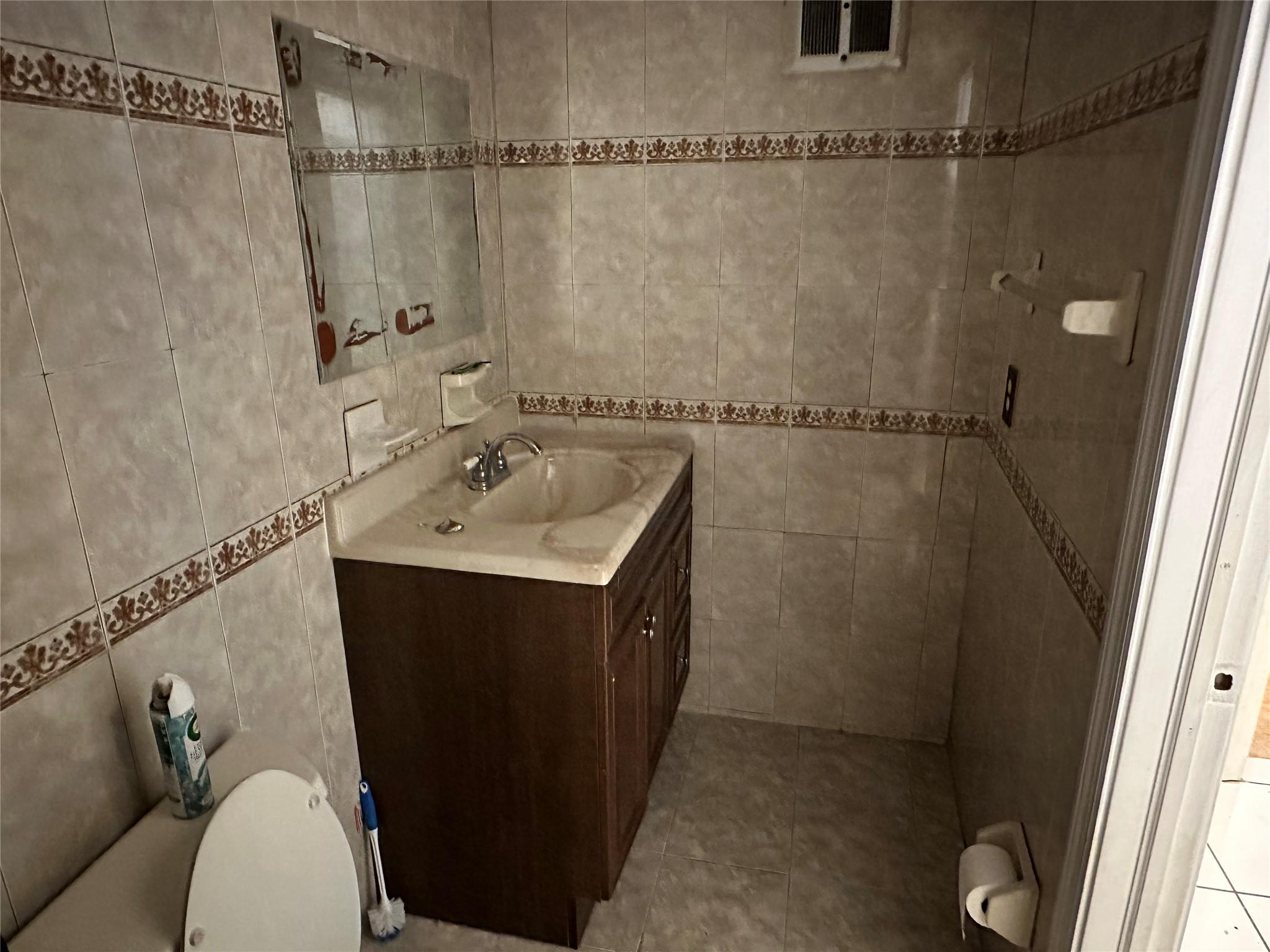 Lakeside Manor North Cond - Residential Lease
