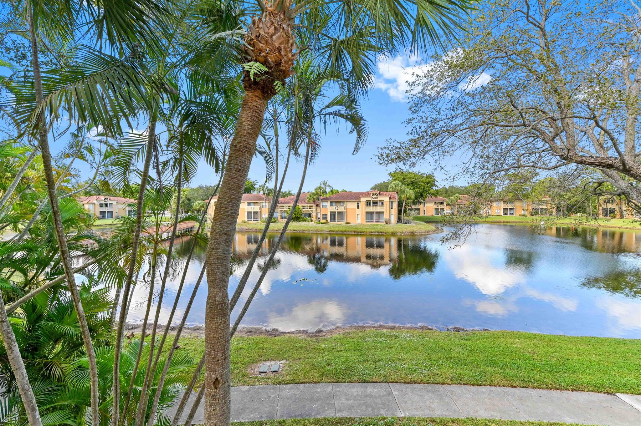 PALM LAKE - Residential