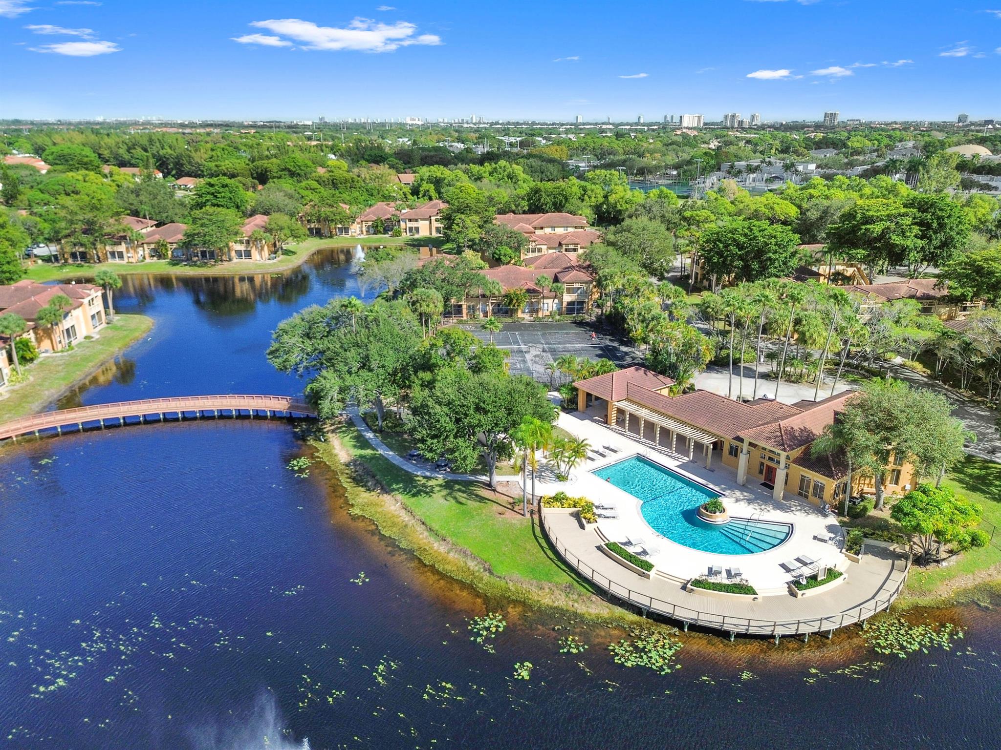 PALM LAKE - Residential