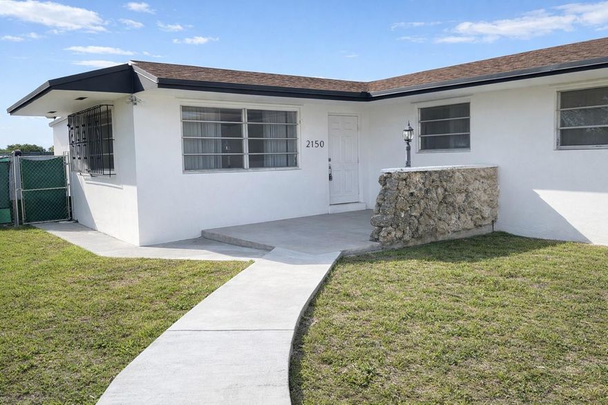 Fully remodeled 3/1 Duplex with very big private yard in an incredible location! Big open layout with oversized bedrooms and good closet space. Very well maintained and ready to move in! Property includes 2 parking spaces and washer/dryer hook up