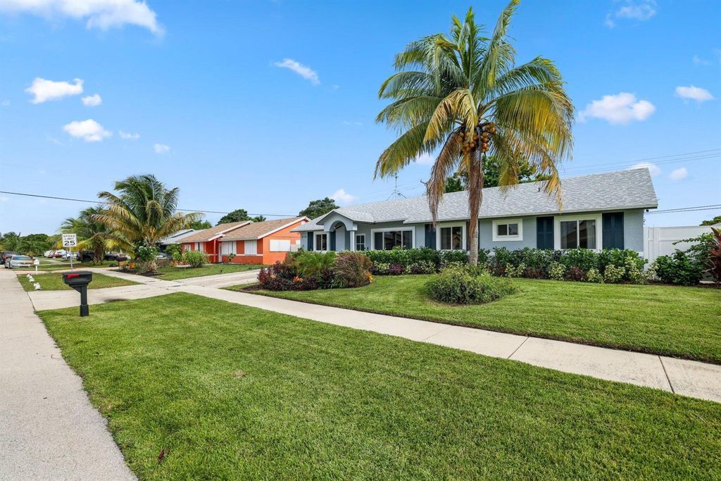 Photo of 510 NE 38th Street, Deerfield Beach, FL 33064 (MLS # B26014272)