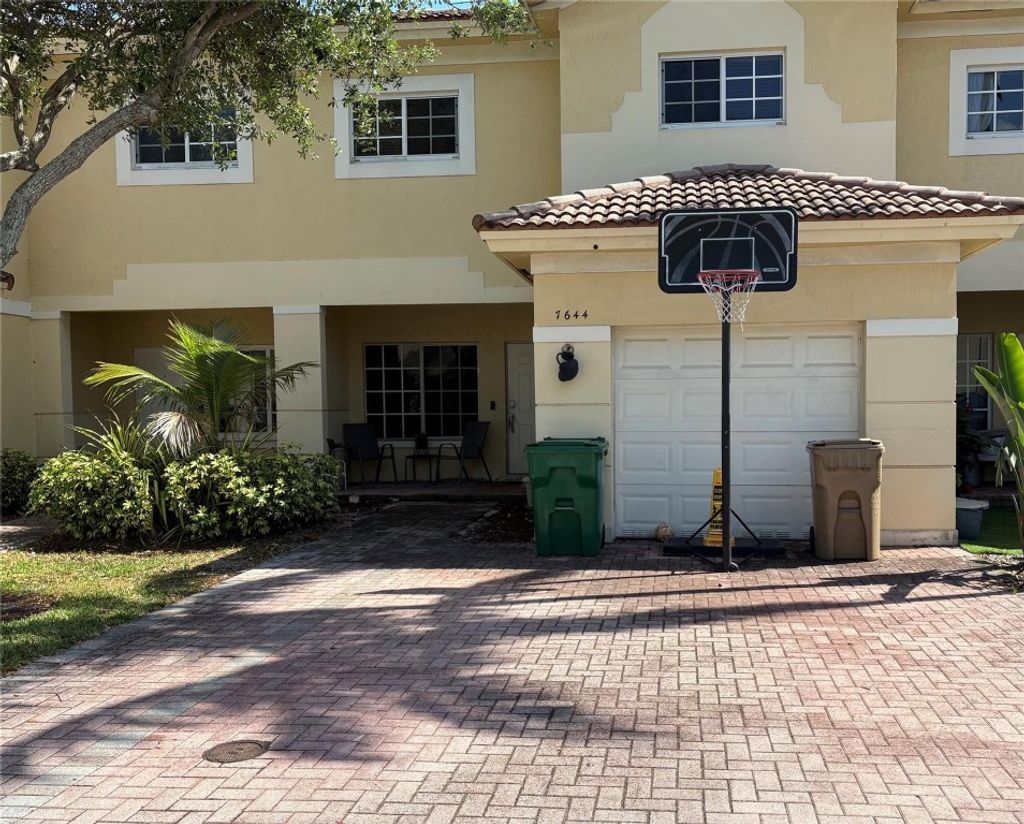 Photo of 7644 S Stonecreek Circle, Hollywood, FL 33024 (MLS # F10496630)