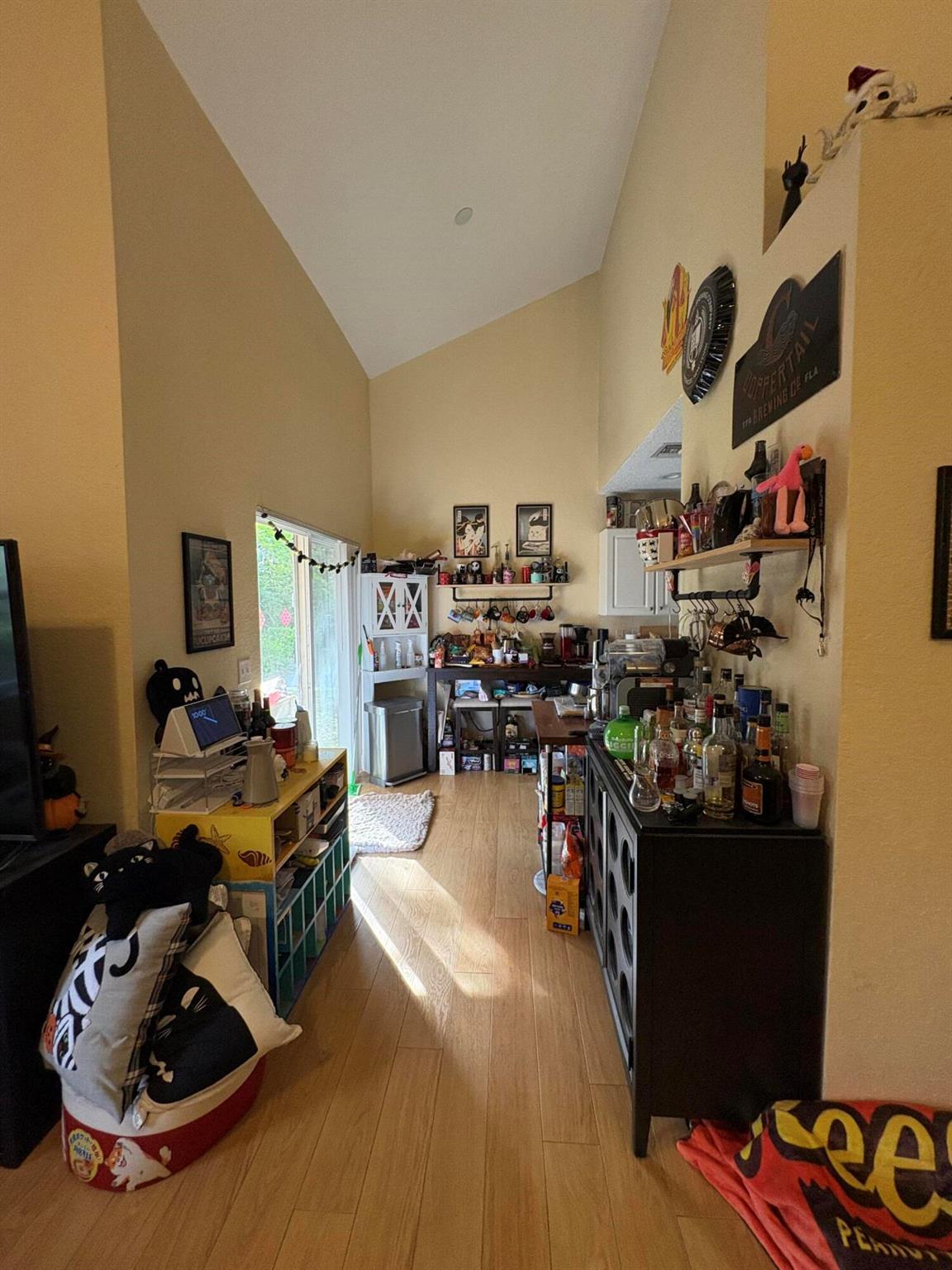 SUNSET PLAZA - Residential Lease