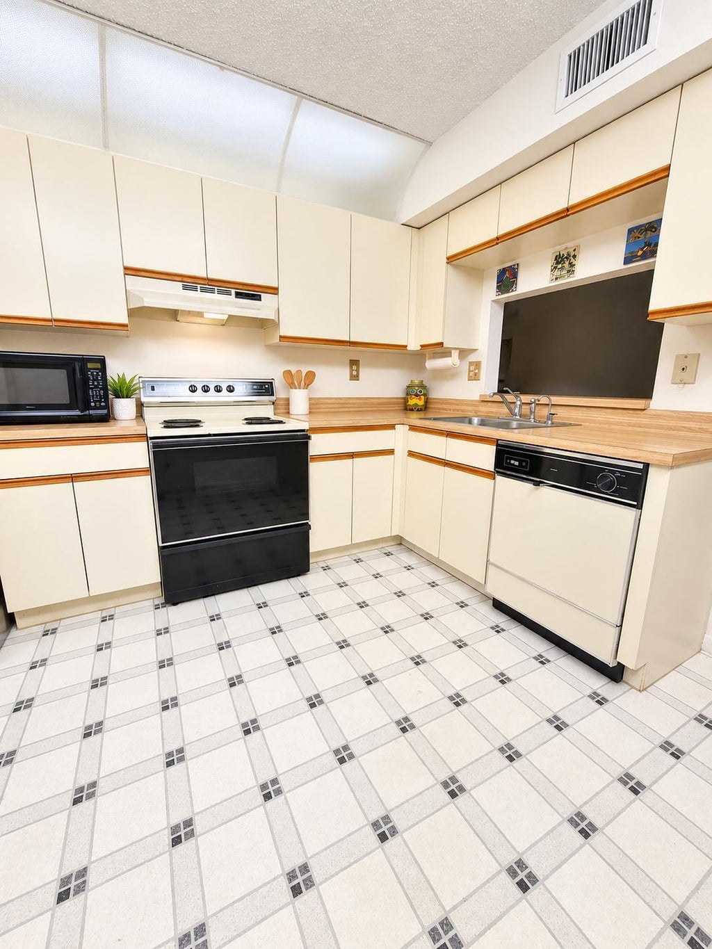 Photo of 15251 LAKES OF DELRAY Boulevard #327, Delray Beach, FL 33484 (MLS # B26092033)