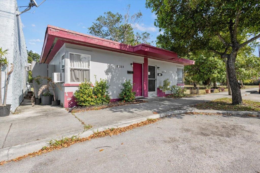 Photo of 1504 N Sapodilla Avenue N, West Palm Beach, FL 33401 (MLS # B26014430)