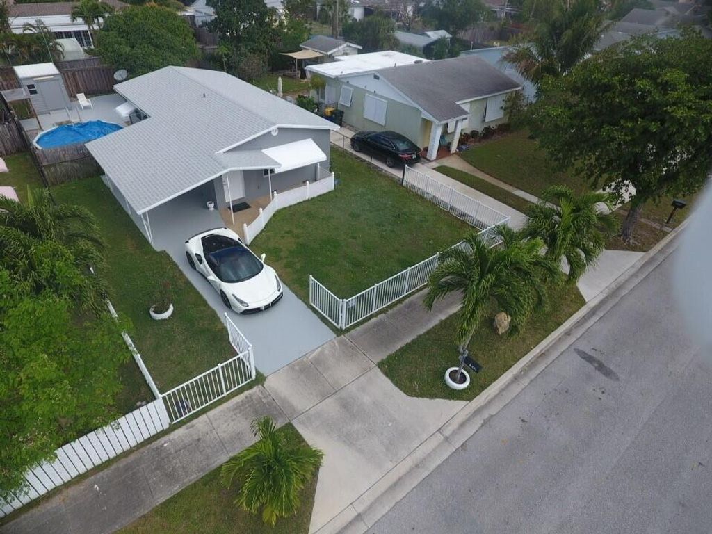 Photo of 1222 Crestwood Boulevard, Lake Worth Beach, FL 33460 (MLS # R10952341)