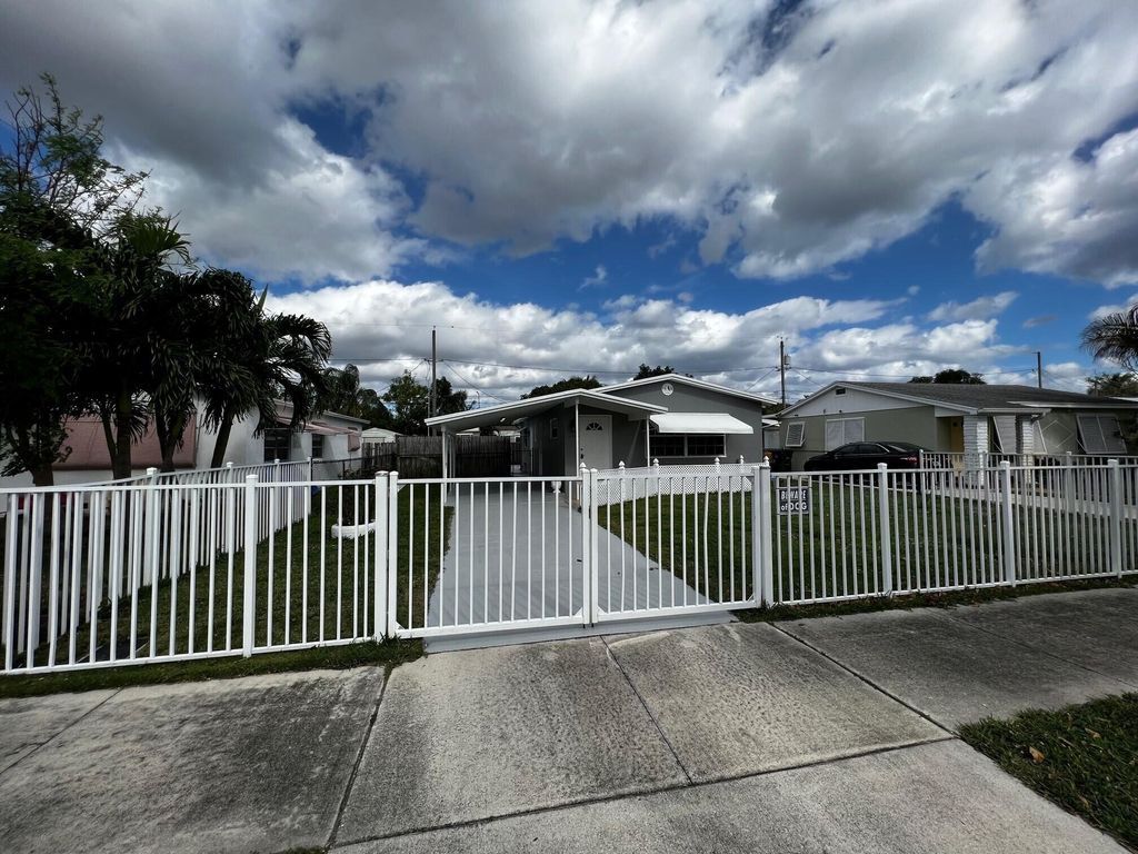 Photo of 1222 Crestwood Boulevard, Lake Worth Beach, FL 33460 (MLS # R10952341)