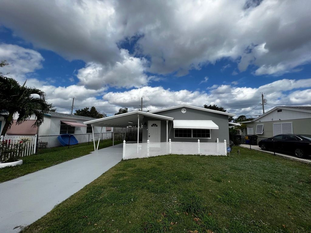 Photo of 1222 Crestwood Boulevard, Lake Worth Beach, FL 33460 (MLS # R10952341)