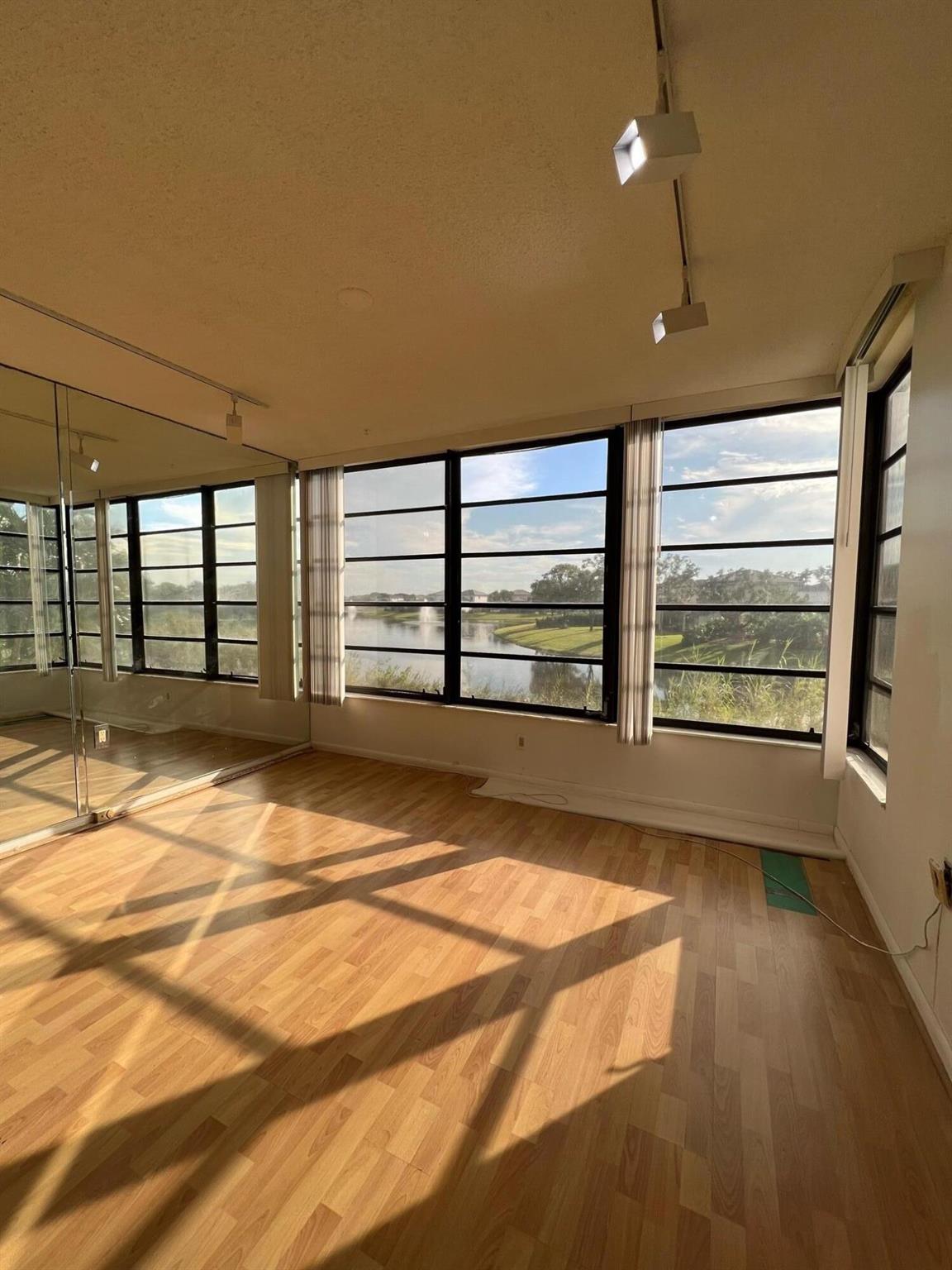 Great Location! 2 Bedroom, 2 Bathromm with oversized Laundry Room and Bonus Room in a Gated community!!! Beautiful Lake View, Updated Bathrooms, Brand New Refrigerator and Dishwasher, Updated lighting system!!! Close to airport, highways, shopping, and downtown. Don't miss this opportunity!
