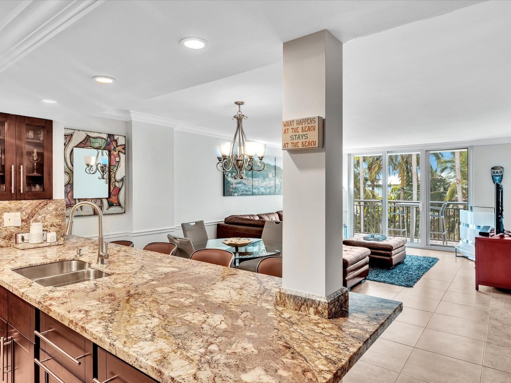 1147 Hillsboro Mile 408