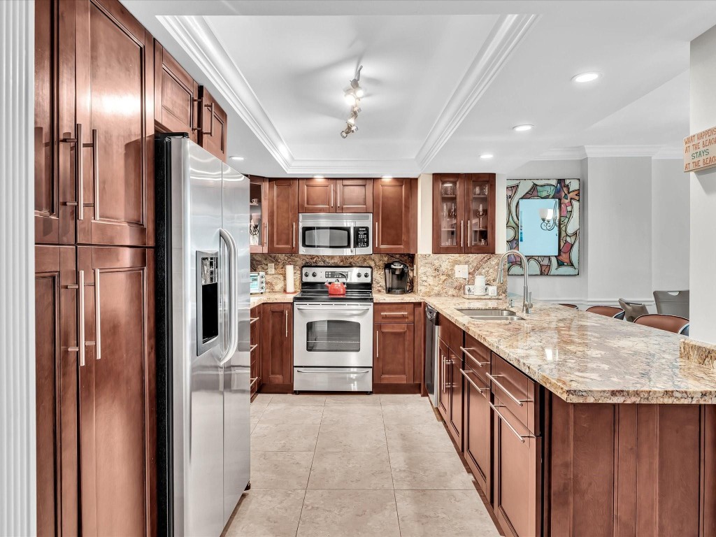 1147 Hillsboro Mile 408