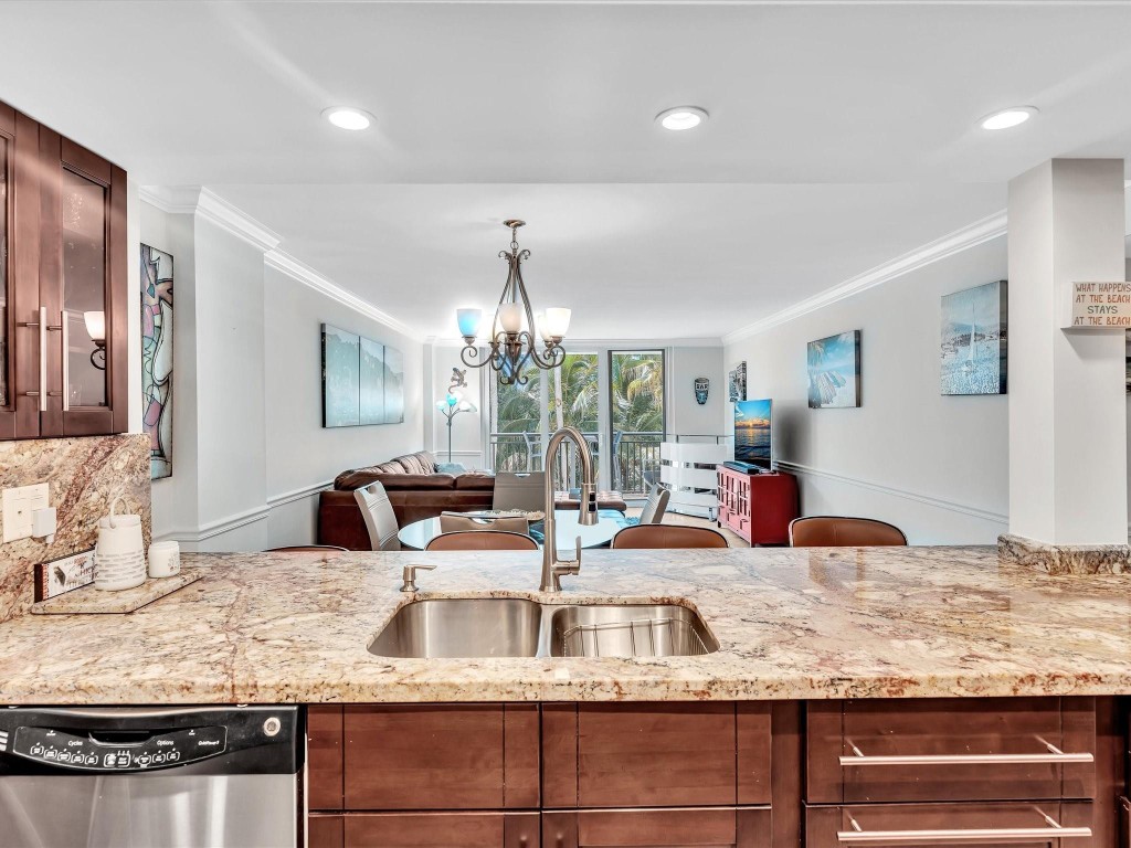 1147 Hillsboro Mile 408