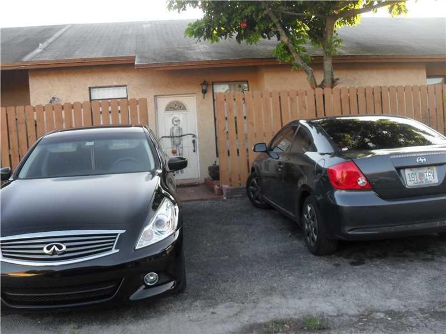 BEAUTIFUL & SPACIOUS 2BED/2BATHS VILLA, THIS WARM & COZY UNIT FEATURES VOLUME CEILING, TILE IN ALL AREAS,UPDATED MASTER SHOWER AND FENCED YARD, VERY WELL KEPT IN CONVENIENTLY LOCATED AREA NEAR SHOPS, SCHOOLS, HIGHWAYS AND RESTAURANTS, THIS IS A GREAT STA RTER HOME WITH LOTS OF POTENTIAL.