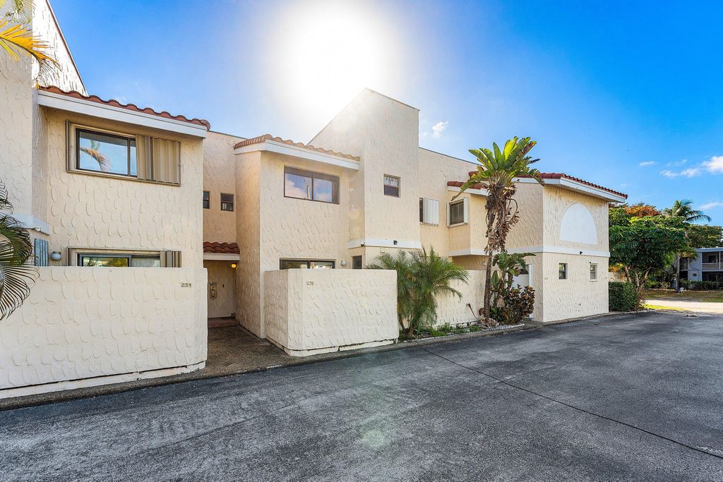 Photo of 236 SE 10th Avenue, Pompano Beach, FL 33060 (MLS # B26001592)