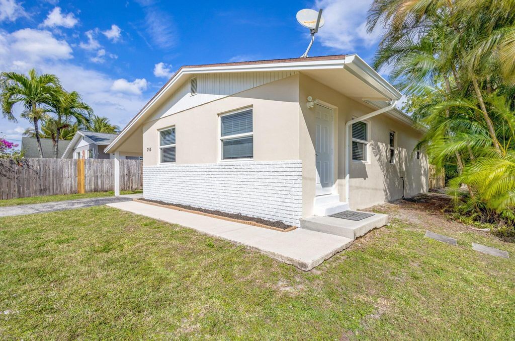 Photo of 705 Pinegrove Avenue, Jupiter, FL 33458 (MLS # R11068747)