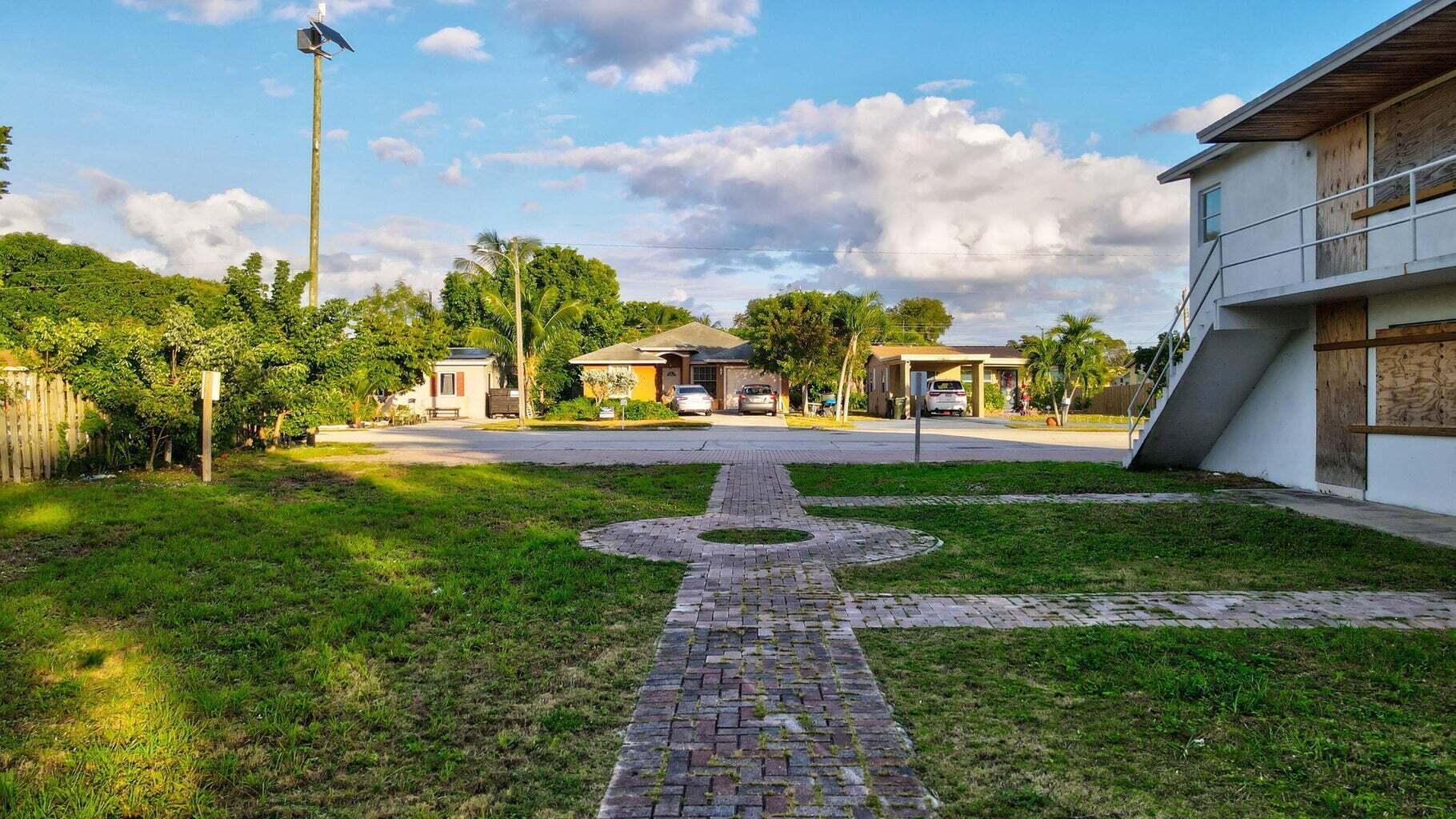 LINCOLN PARK - Residential Income