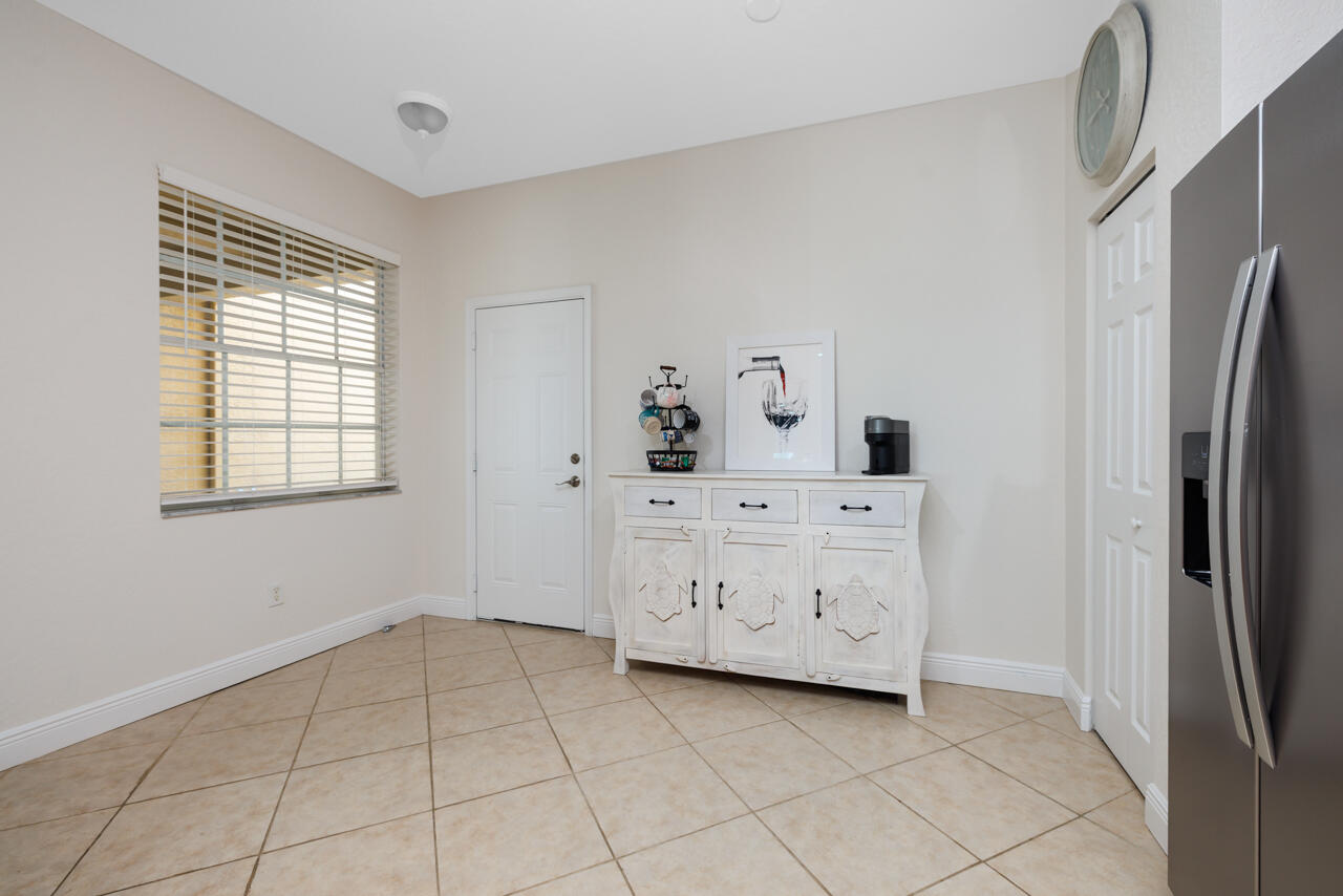 1560 SE Sheffield Terrace 102