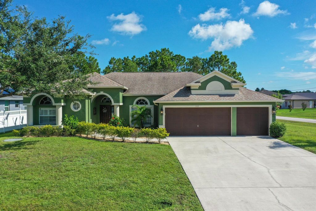 Photo of 5919 NW Favian Avenue, Port St Lucie, FL 34986 (MLS # R10910305)