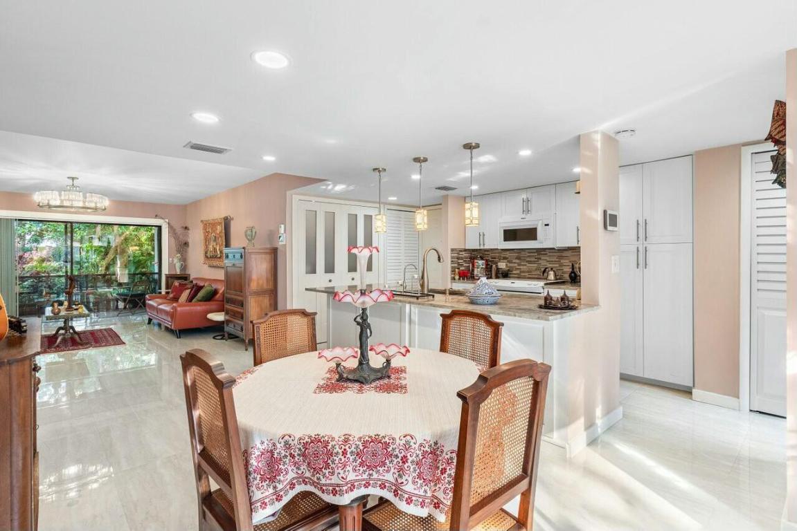 MANOR FOREST COND NO I DECL FILED 11-1-83 IN - Residential Lease