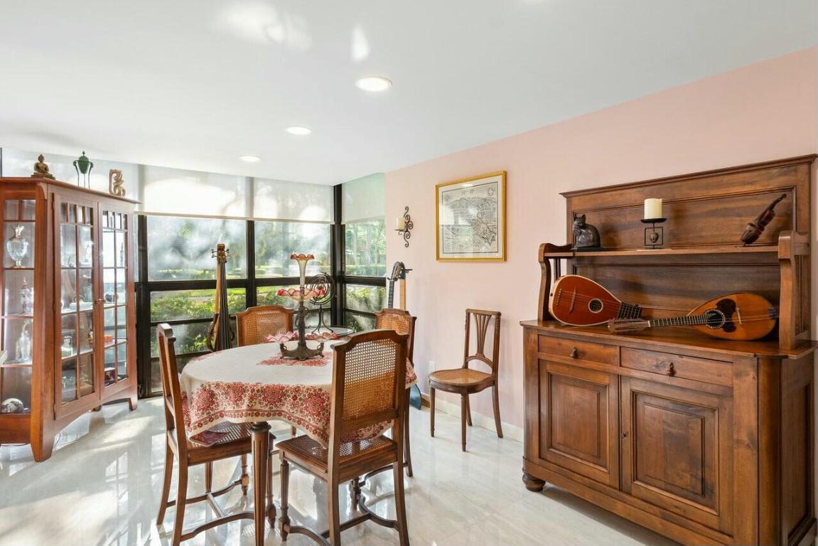 MANOR FOREST COND NO I DECL FILED 11-1-83 IN - Residential Lease