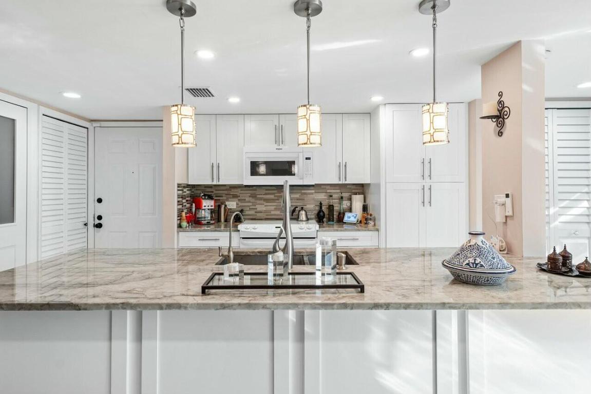 MANOR FOREST COND NO I DECL FILED 11-1-83 IN - Residential Lease