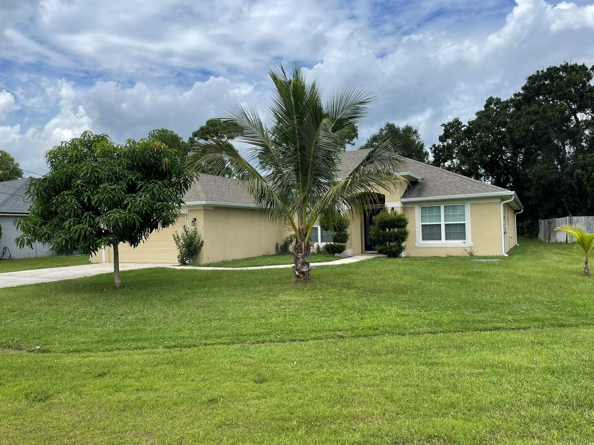 LARGE 4/3/2 Home. Granite Counters, Wood Cabinets. Large Open Floor plan. Separate dining room, formal living room. Over 2300 square foot under air. 3 Full bathrooms.Covered Patio. Great location, on Cul-De-Sac. Close to Selvitz. Close to I-95. Small dog ok.